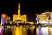 Cómo funcionan las reclamaciones por lesiones personales después de accidentes en hoteles, casinos y viajes compartidos EEUU Las Vegas Torre Eiffel noche