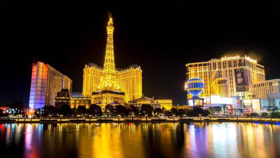 eeuu-las-vegas-torre-eiffel-noche-e1790865223605-900x507 Cómo funcionan las reclamaciones por lesiones personales después de accidentes en hoteles, casinos y viajes compartidos