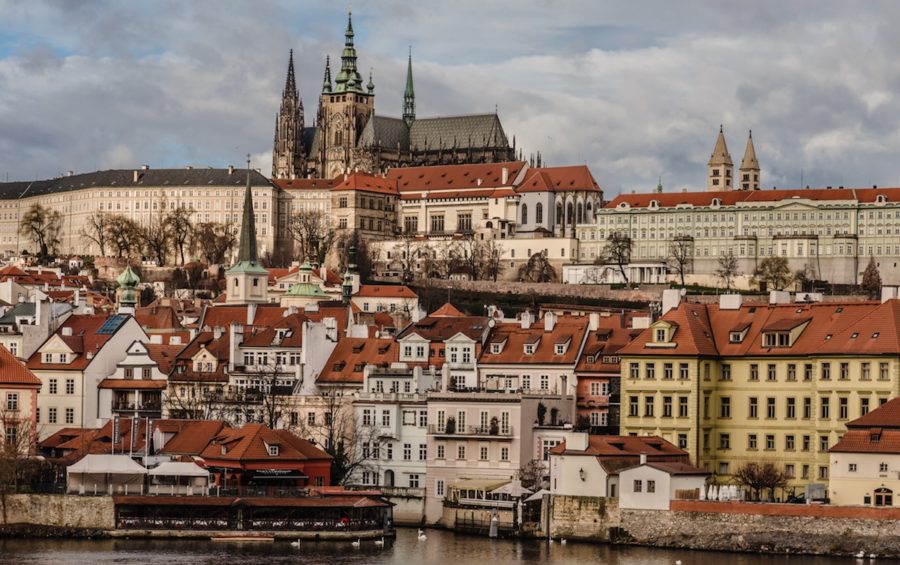 praga-vista-del-castillo-desde-el-rio-900x565 Vivir en Praga(2)