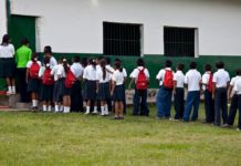 Venezuela, Canaima: niños haciendo cola afuera de la escuela en el área rural para que el maestro abra la puerta. 11NOV2010
