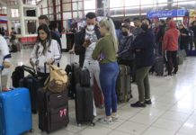 Varias personas, principalmente mujeres, permanecen en fila para revisar sus boletos en la terminal 3 del aeropuerto internacional José Martí, en La Habana. © Jorge Luis Baños / IPS