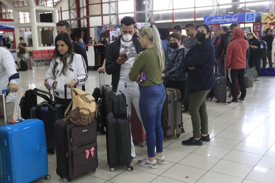aeropuerto-jose-marti-en-la-habana-©-jorge-luis-banos-ips-900x600 Cuba se enfrenta a una emigración cada vez más joven y feminizada