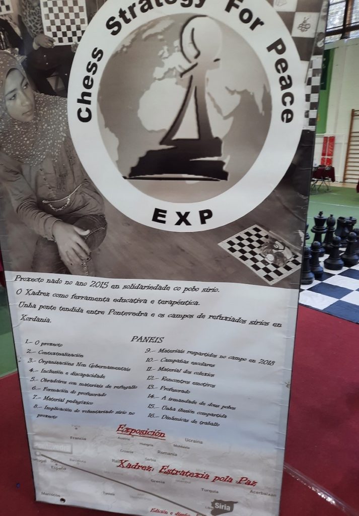ajedrez-panel-refugiados-1-713x1024 Escola Xadrez Pontevedra, un club de peones solidarios