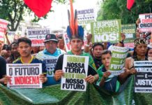 Más de 800 indígenas se manifestaron por las calles de Belém do Pará, el 8 de agosto, durante la Cumbre del Tratado Amazónico. En la Marcha de los Pueblos de la Tierra por la Amazonia los representantes de los pueblos indígenas amazónicos demandaron la defensa de sus territórios, así como una mayor participación en los destinos de la cuenca y de decisiones de mitigación y adaptación a la crisis climática. © Cícero Pedrosa Neto / Amazônia Real