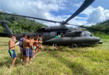 Un helicóptero del Ejército Brasileño lleva alimentos para el pueblo yanomami, en Roraima, un estado del extremo norte de Brasil, a la vez que transporta enfermos al hospital en Boa Vista, capital del estado, en enero de este año. La invasión del territorio indígena, ignorada o incluso estimulada por el gobierno anterior, provocó una crisis sanitaria y alimentaria entre los yanomamis, con muchos muertos © CMA-FotosPúblicas