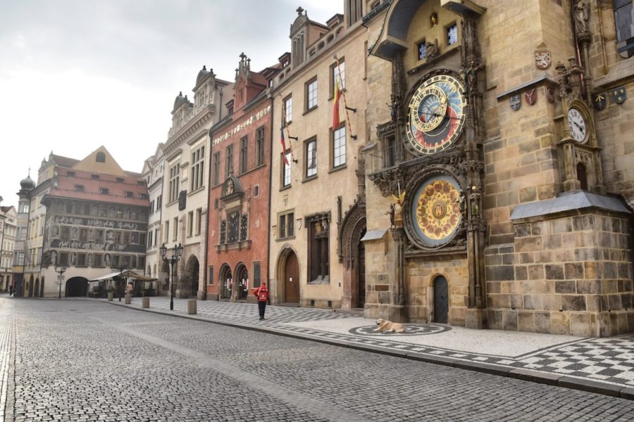 praga-ayuntamiento-viejo-reloj-astronomico-900x600 Vivir en Praga (4)