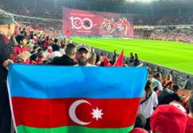 Eurocopa 2024: un aficionado luce la bandera azerí en el partido Turquía-Armenia, a pesar de la prohibición.