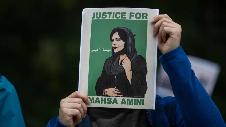 iran-protest-sfu-students-1 Irán: los clérigos temen el cercano aniversario de la muerte de Mahsa Amini
