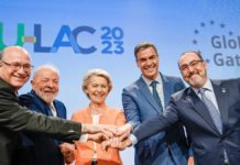 En el centro el presidente brasileño, Luiz Inácio Lula da Silva, la presidenta de la Comisión Europea, Ursula von der Leyen, y el presidente del Gobierno español, Pedro Sánchez, durante la cumbre UE-CELAC
