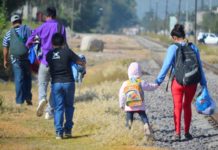 Una familia de migrantes en camino hacia la frontera entre México y Estados Unidos. © Unicef
