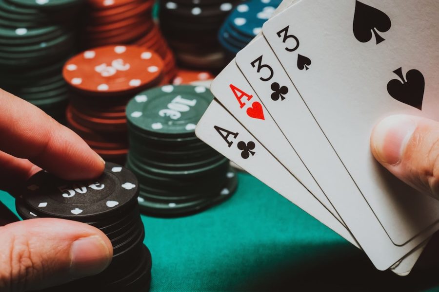 poquer-dobles-ases-treses-900x600 Consejos para jugadores de poker profesionales
