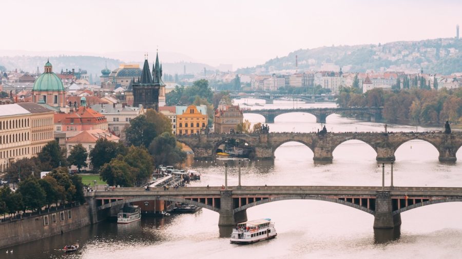 praga-puentes-sobre-el-rio-moldava-900x506 Vivir en Praga (7)