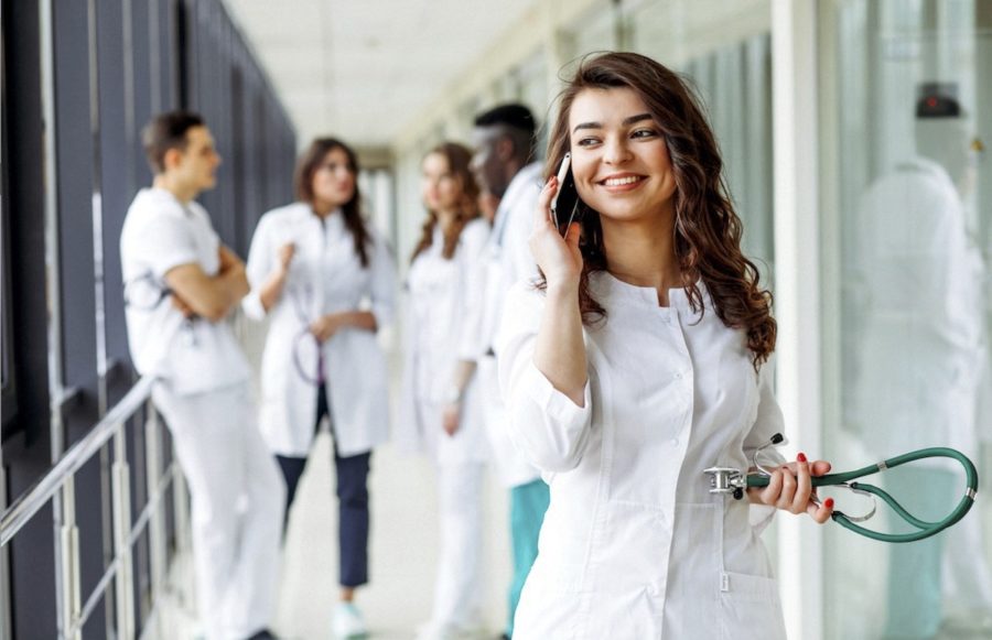 profesionales-de-la-salud-900x581 Guía sobre las Profesiones del sector Salud y cursos recomendados