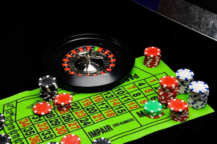 ruleta-con-tapete-verde-y-fichas-900x598 Una guía completa sobre los juegos de ruleta