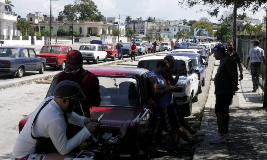 Cuba-La-Haban-gasolineras-colas-©-Jorge-Luis-Banos-IPS-1-900x539 Cuba: déficit de combustible y alimentos dificultan la vida diaria