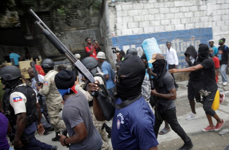 Dozens-of-Haitian-policemen-demand-the-release-of-a-comrade-741x486-credit-tv6.news_-1 Haití: la ONU despierta ante 'la pesadilla viviente'