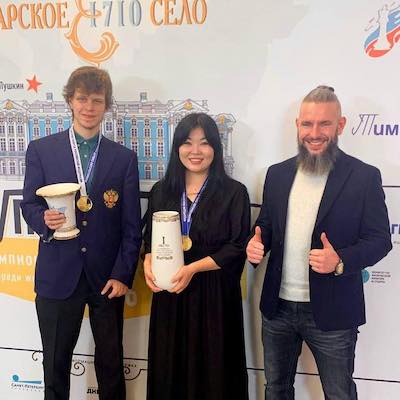 ajedrez-vladislav-artemyev-y-baira-kovanova-con-nikita-stepanov Ajedrez: Rusia busca retener jugadores jóvenes y crea chess.ru