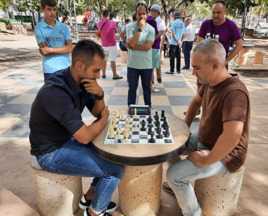 ajedrez-zafra-2023-tomas-sosa-ante-yuri-solodovnichenko-900x725 Zafra celebró su torneo internacional de Ajedrez con actividades paralelas