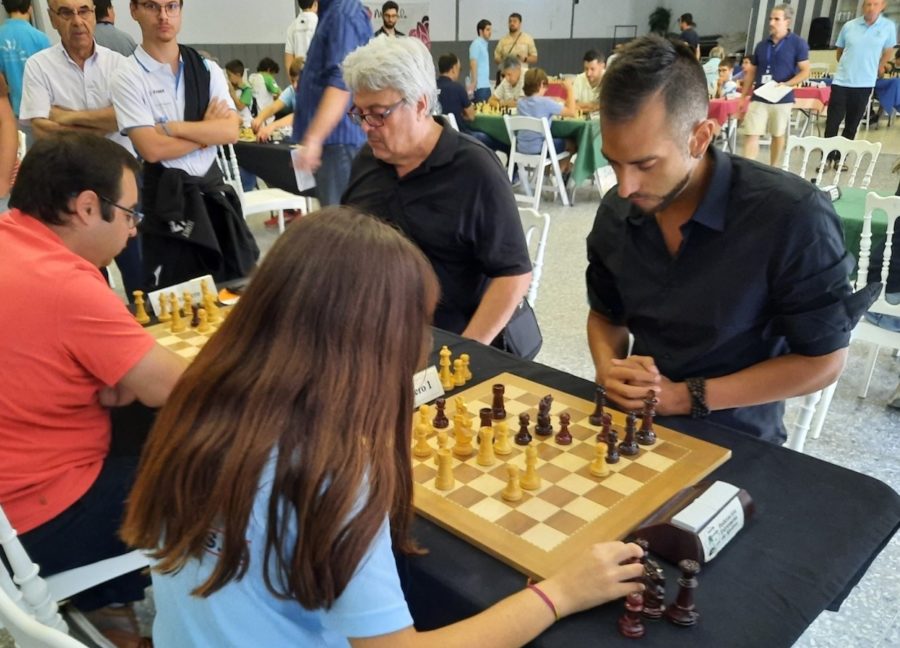 ajedrez-zafra-2023-tomas-sosa-contra-pilar-diaz-900x648 Zafra celebró su torneo internacional de Ajedrez con actividades paralelas