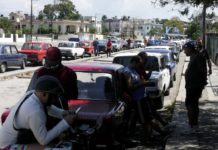 Varios conductores hacen fila junto a sus vehículos, cerca de una estación de gasolina de La Habana, en espera de poder reabastecerse de combustible, que sufre desajustes con por la reducción de la llegada de buques con carburantes a Cuba © Jorge Luis Baños / IPS