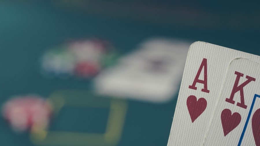 juegos-online-cartas-poker-900x505 Dos cosas que los jugadores expatriados deben saber sobre los casinos españoles