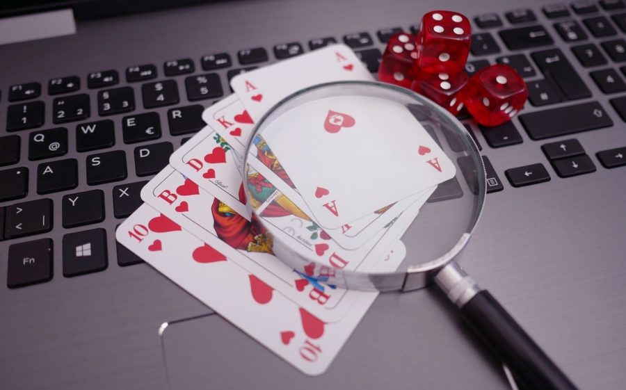 poker-escalera-maxima-dados-lupa-900x561 La Magia Detrás de los Casinos en Línea Españoles: Juegos y Proveedores de Software