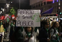 Mujeres brasileñas se manifestaron en São Paulo, el 28 de septiembre, Día Latinoamericano de Lucha por la Despenalización del Aborto. Las activistas impulsan la campaña "Ni presa, ni muerta" contra la represión al derecho de las mujeres a la interrupción del embarazo © Rovena Rosa / Agência Brasil