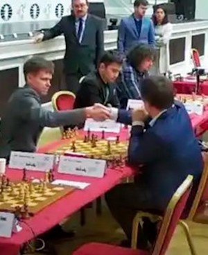 ajedrez-artemeiev-y-kuzubov-se-dan-la-mano-en-el-gran-suizo Guerra y paz en el ajedrez de Ucrania contra Rusia