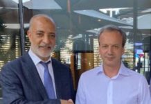 Mustafa Amazzal, acusado de graves irregularidades, con el presidente de FIDE, Arkady Dvorkovich