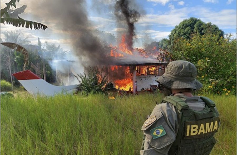 brasil-policia-ambiental-queman-casas-y-equipos-garimpeiros-900x588 Lula frena la deforestación amazónica en Brasil