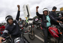 Mensajeros en motocicleta en una de sus protestas en Brasilia contra el alza de precios de los combustibles y en defensa de su profesión © Marcelo Camargo / Agência Brasil