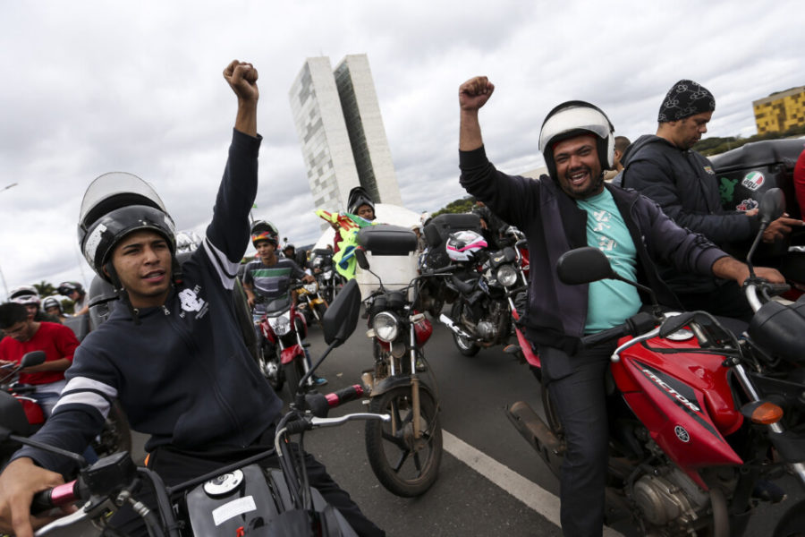 motoboys-fazem-manifestacao-em-brasilia-900x600 «Riders» en Brasil: relación entre trabajo precario y siniestros laborales