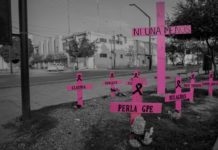 Cruces en una calle de la ciudad de Torreón, México, muestran el reclamo de justicia por feminicidios © Iván Gutiérrez / Pie de Página