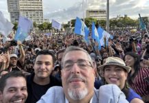 El presidente electo de Guatemala, Bernardo Arévalo, se toma una "selfie" con jóvenes partidarios durante una manifestación por la democracia en Guatemala © Bernardo Arévalo / X