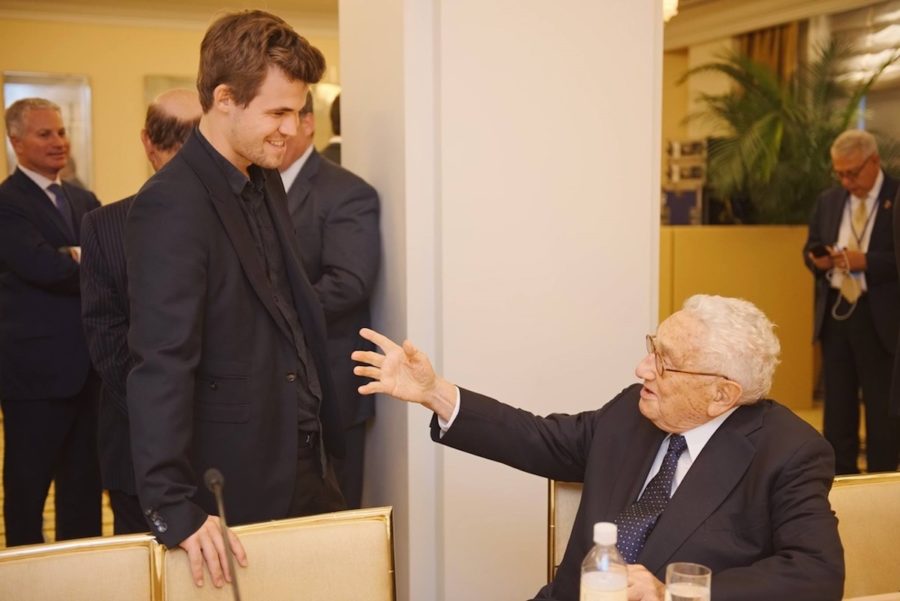 magnus-carlsen-con-kissinger-en-2016-900x601 Henry Kissinger, el peor jugador de ajedrez del mundo