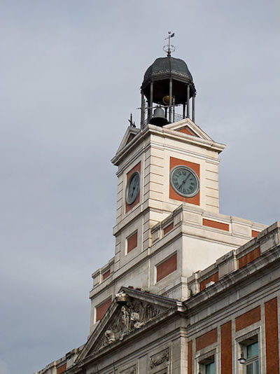 reloj-casa-de-correos-puerta-del-sol En español: las campanadas, con minúscula