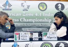 Ajedrecista saharaui participante en el Campeonato ante una rival argelina