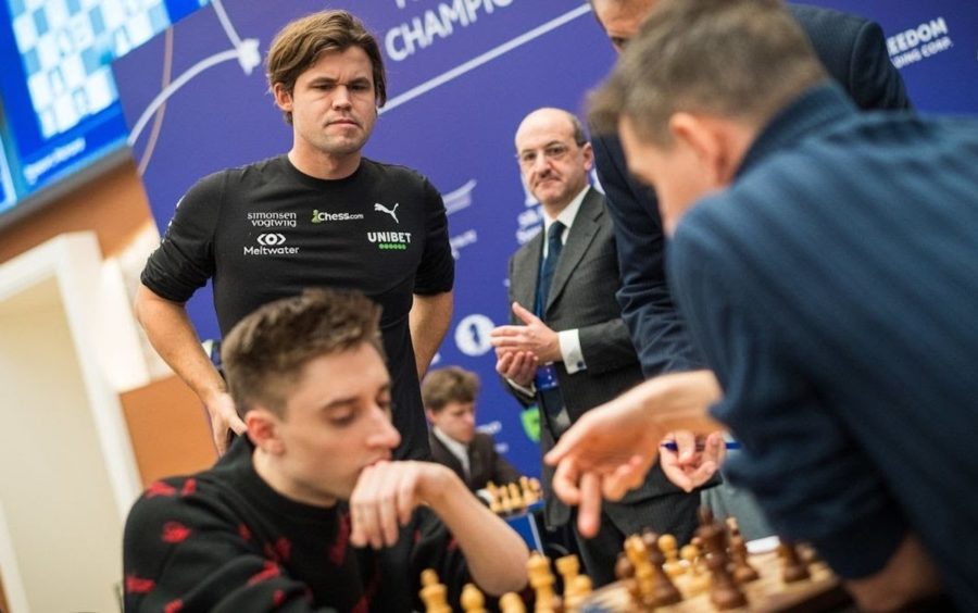 ajedrez-carlsen-observa-el-tablero-de-dubov-900x564 Ajedrez: polémicas en el Campeonato Mundial en Samarcanda