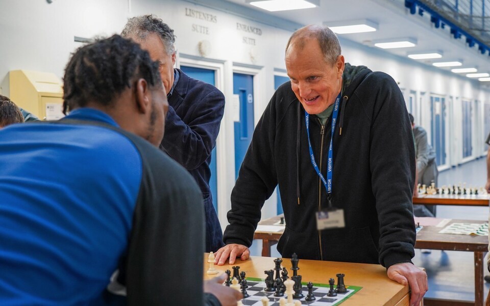 Woody Harrelson ante un tablero en la prisión Wormwood Scrubs en Londres