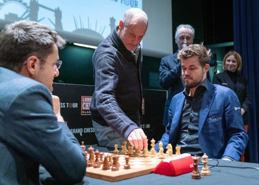 ajedrez-woody-harrelson-primer-movimiento-entre-aronian-y-carlsen-2019-900x641 El actor Woody Harrelson juega ajedrez en la cárcel recordando a su padre