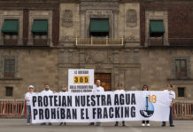 Miembros de la Alianza Mexicana contra el Fracking ante el Palacio Nacional