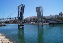 Portugal, Lagos, puente levadizo de entrada al puerto