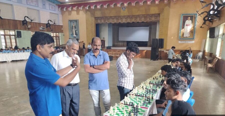 Gopakumar-M-S-Peter-Joseph_S0H5F_1000x750-900x464 Estudios superiores de ajedrez en una universidad de la India