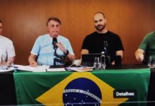 El expresidente Jair Bolsonaro y sus tres hijos dedicados a la política, durante una presentación por redes sociales el 28 de enero. Al día siguiente, la Policía Federal registró las oficinas y residencias de Carlos Bolsonaro, el último a la derecha, e incautó sus computadoras y teléfonos celulares, dentro de una investigación sobre espionaje ilegal de la Agencia Brasileña de Inteligencia (Abin) durante el gobierno de su padre.