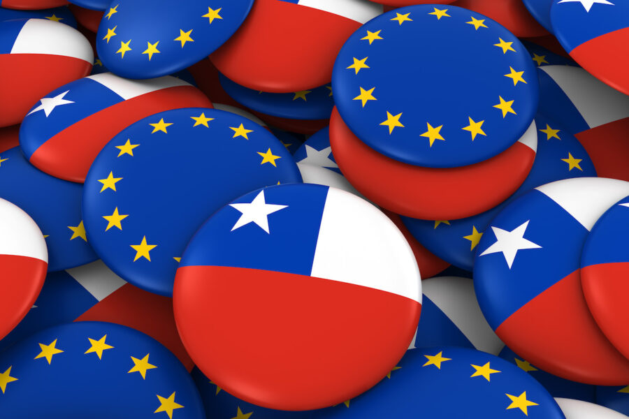 chile-and-europe-badges-background-pile-of-chilean-and-european-flag-buttons-3d-illustration-900x600 El Parlamento Europeo refuerza los lazos políticos y económicos con Chile