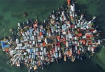 Vista aérea de la pequeña isla Gardi Sugdub, en las aguas del golfo de Yala, norte de Panamá, donde se apretujan 1300 habitantes de la etnia indígena guna © Michael Adams / HRW