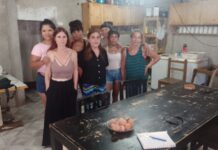 Mercedes Troyas (en el centro, con blusa negra), en su comedor del municipio de Tigre, junto a las mujeres que trabajan con ella en la cocina © Daniel Gutman / IPS