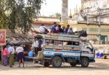 Bagan, Myanmar, 18 de febrero de 2016. Autobús local en el camino rural en Bagan, una ciudad antigua en el centro de Myanmar (antes Birmania), al suroeste de Mandalay.