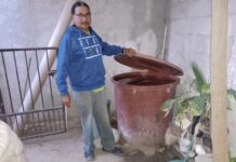 El mexicano Sergio Reyes tiene dos depósitos de agua en su casa para almacenar el líquido en tiempos de escasez en la ciudad de La Paz, en el noroccidental estado de Baja California Sur. © Emilio Godoy / IPS