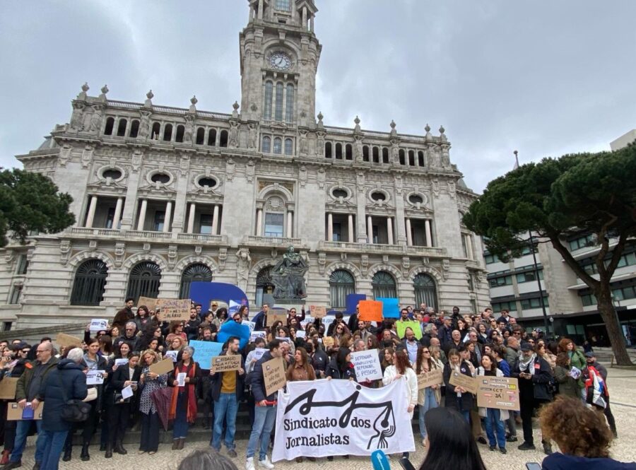 GIotHr0WwAAaeXp-900x665 Periodistas portugueses del Grupo Global Media protestan por no cobrar su salario